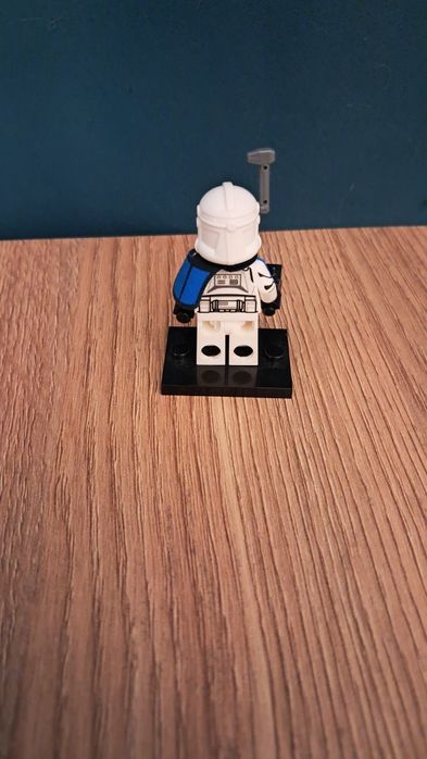 Это Лего мини фигурка капитан рэкса