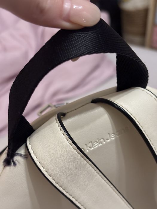 Rucsac Calvin Klein Jeans mini crem/alb – stare foarte bună
