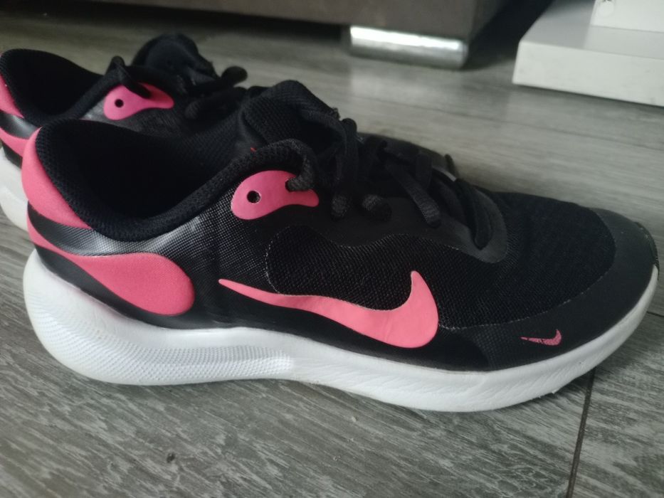 NIKE Revolutoin маратонки  35.5н
