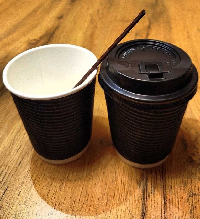 Бумажные  стаканы с пластиковой крышкой клапаном и заглушкой