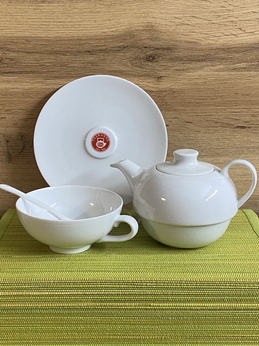 Порцеланов комплект за чай