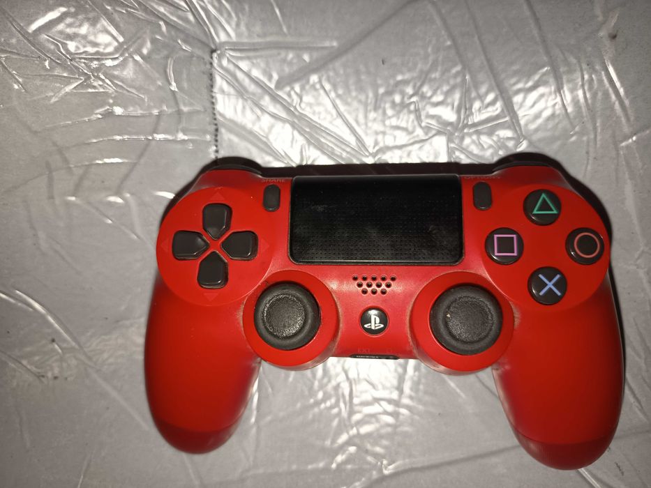 Playstation 4 slim 1tb + 2 kontrolera + 5 igri na diskove