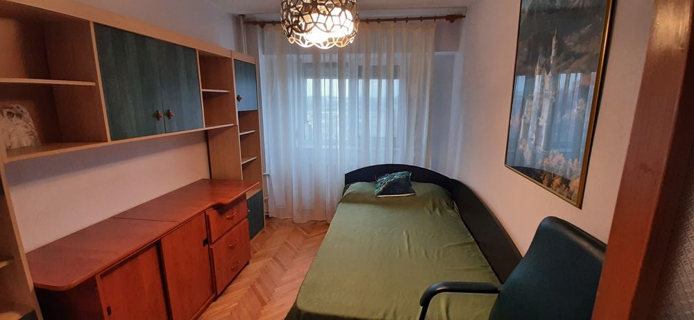 Dau spre închiriere apartament cu 3 camere