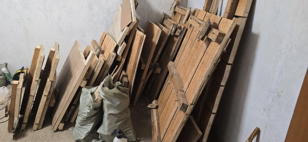 Дрова, деревянный пол