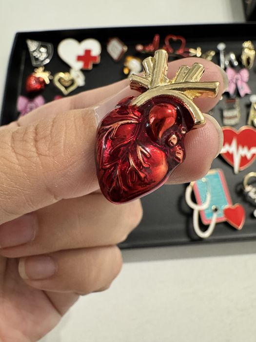 Брошки медицинские