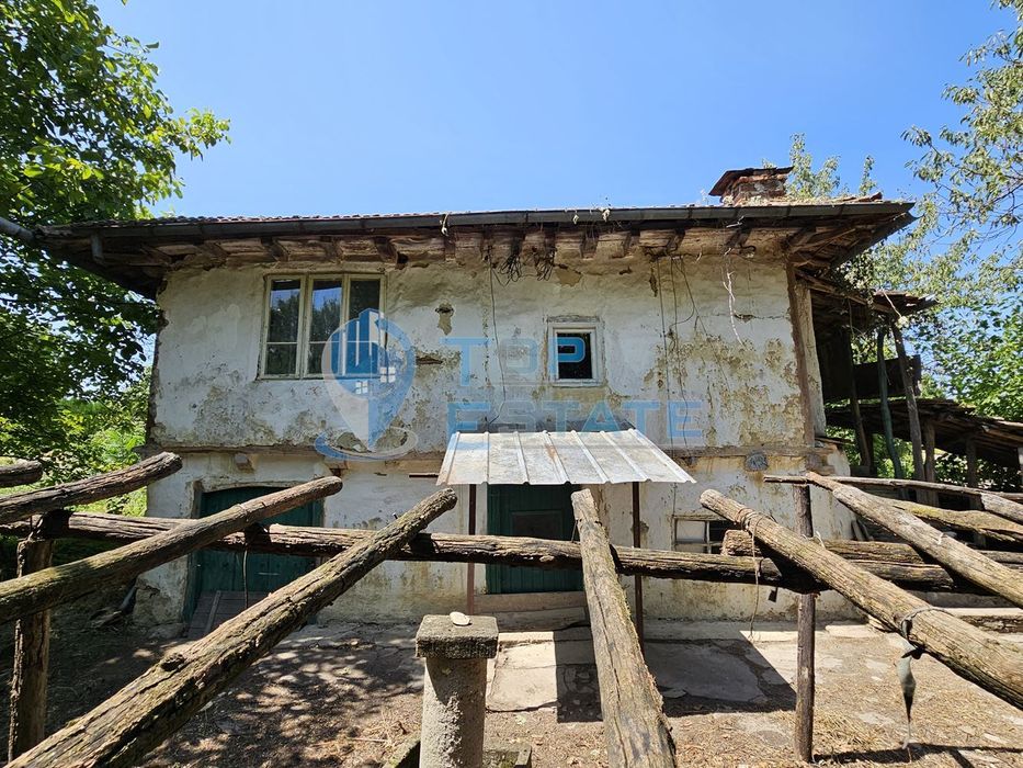 Автентична двуетажна къща с голям двор в село Мусина