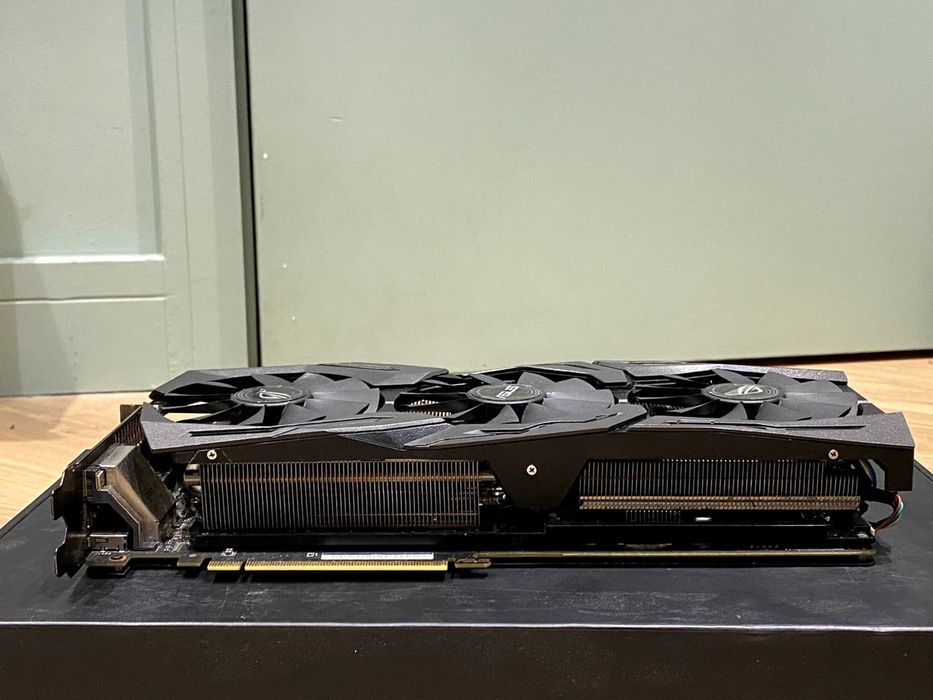 ASUS ROG Strix Radeon RX Vega 56 8GB OC – Перфектно състояние!