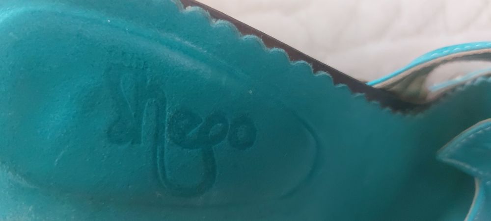 Босоножки кожаные