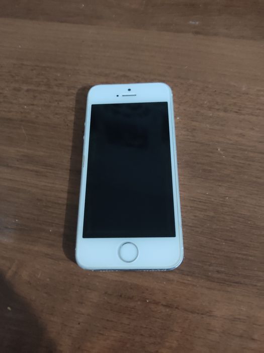 iPhone 5s в хорошем состоянии.