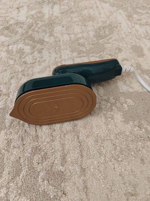 Дорожный утюг, отпариватель.