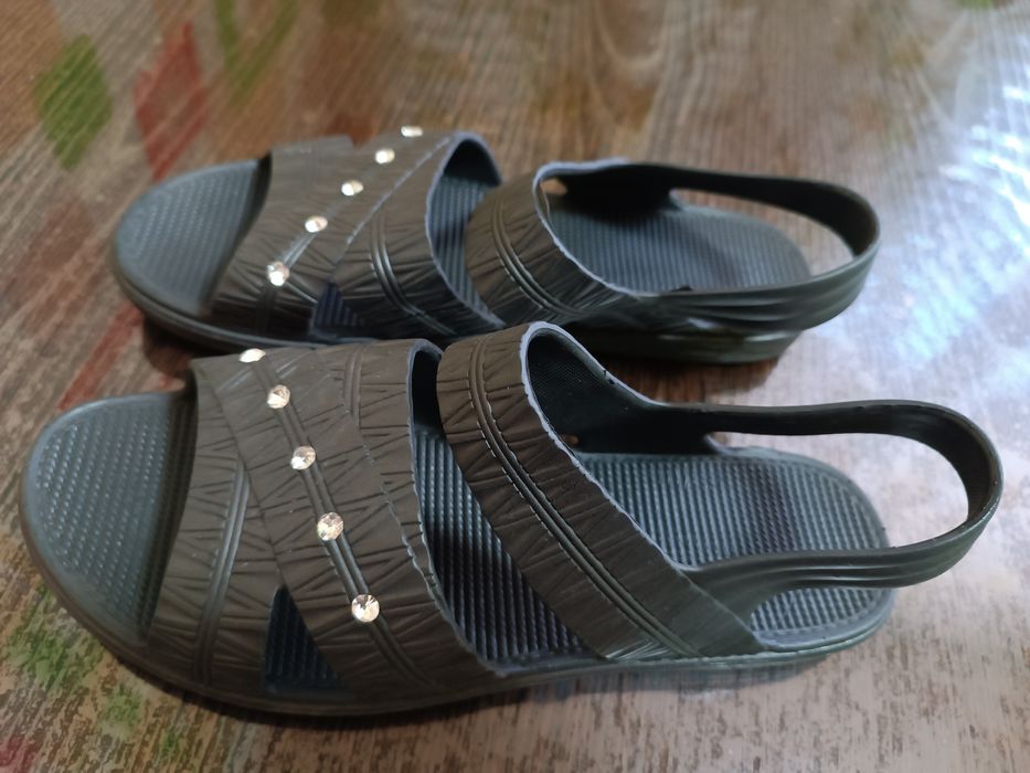 Продам новые резиновые шлепки!