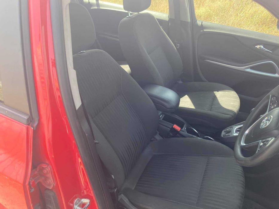 Седалки салон опел зафира турер