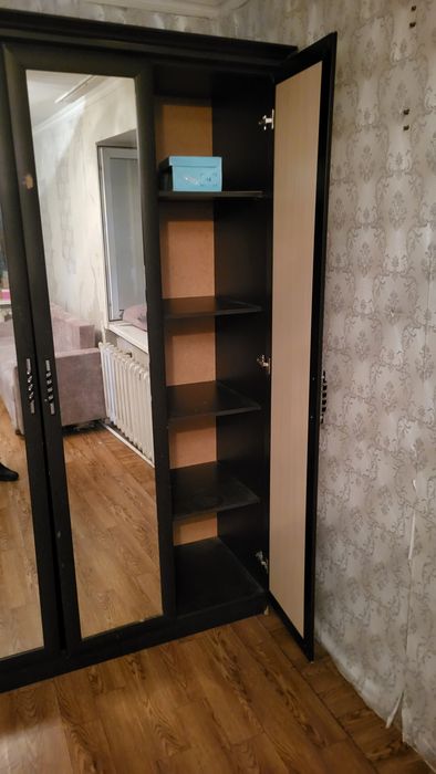 Шкаф с зеркалом продаётся