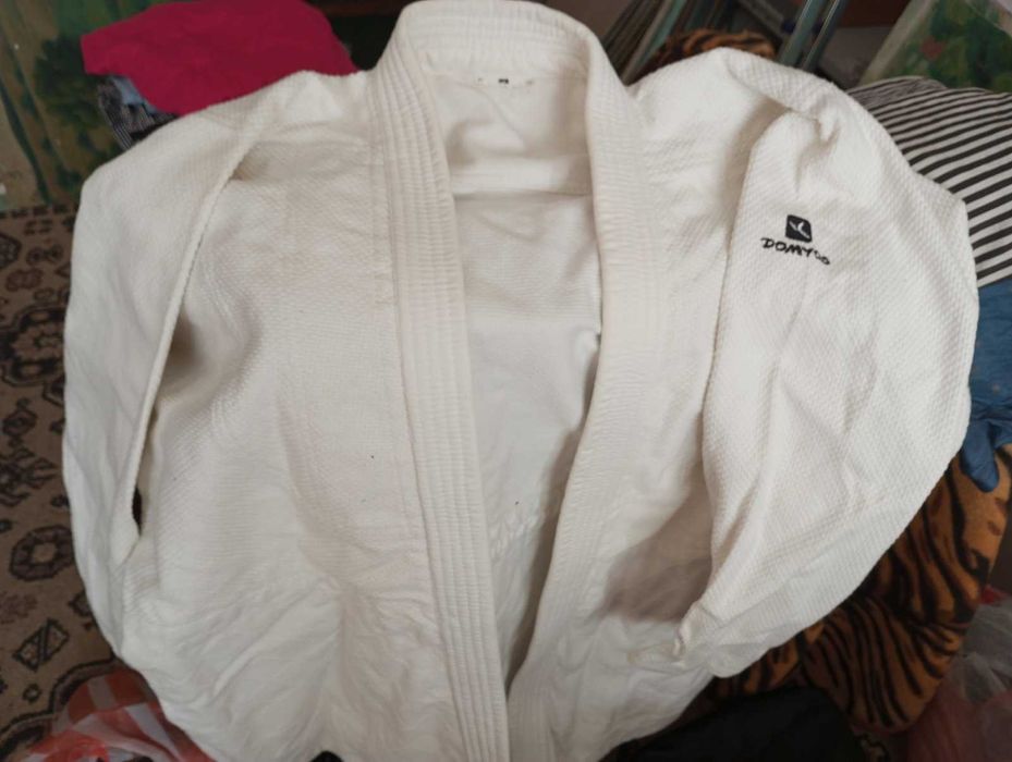 Кимоно 170 см.Използвано е два пъти.