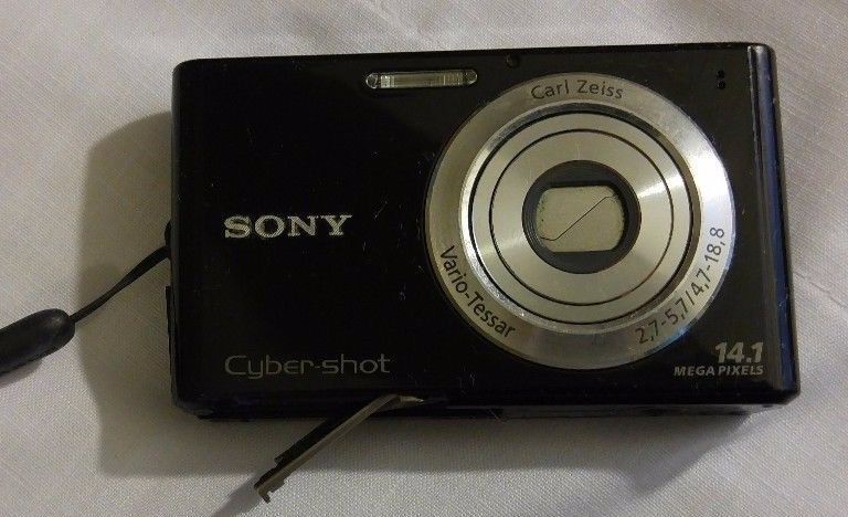 Цифровой фотоаппарат Sony