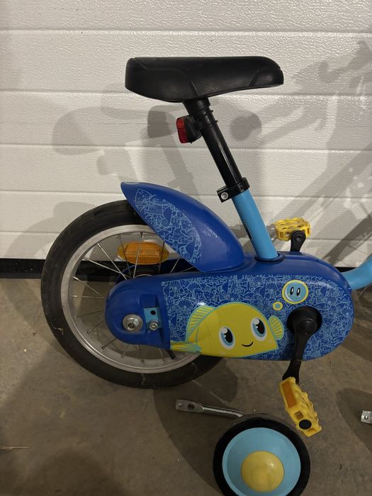 Vând bicicletă copii B'TWIN Ocean 100 (Decathlon), mărime 14 inch, potrivită pentru copii cu vârsta între 3 și 5 ani (înălțime aprox. 90 – 105 cm).