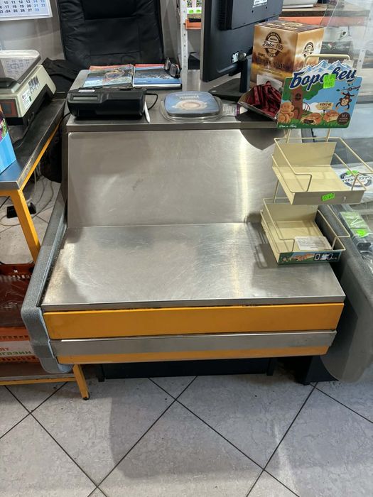 Хладилна витрина, маса, кантар, стелажи