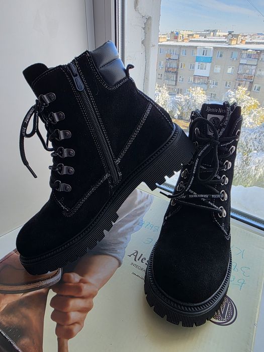 Ботинки 38 размер 3000 тенге.