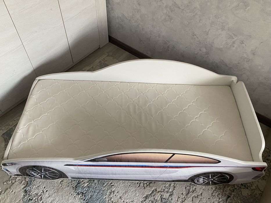 Продам кроватку машинку