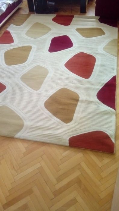 Луксозен килим с каменна настилка