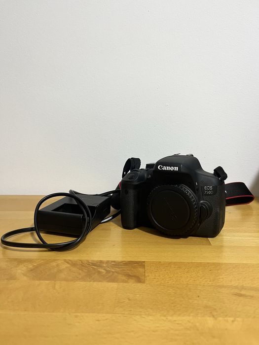 Canon 750D + 2 Obiective (18-55mm & 50mm) + Geantă Lowepro