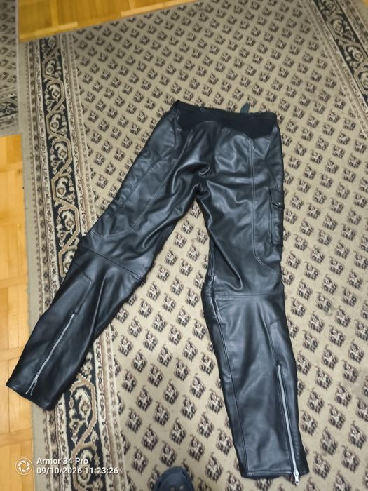 Pantaloni originali din piele groasa dar pentru cunoscatori pielea este foarte fina,manusa practic...