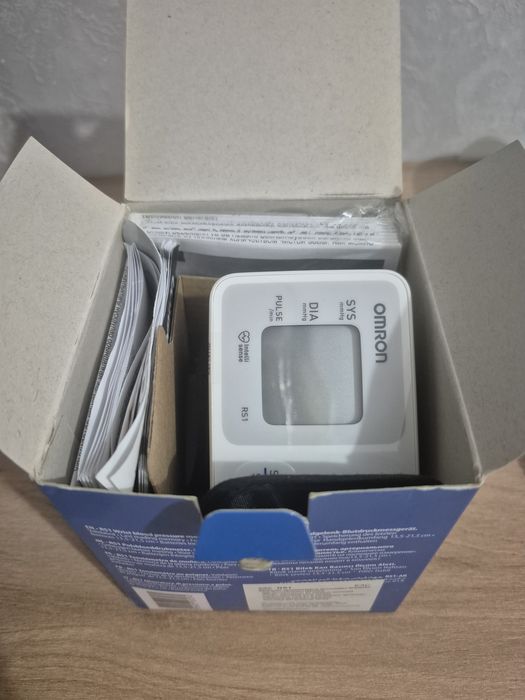 Тонометр Omron на запястье RS1