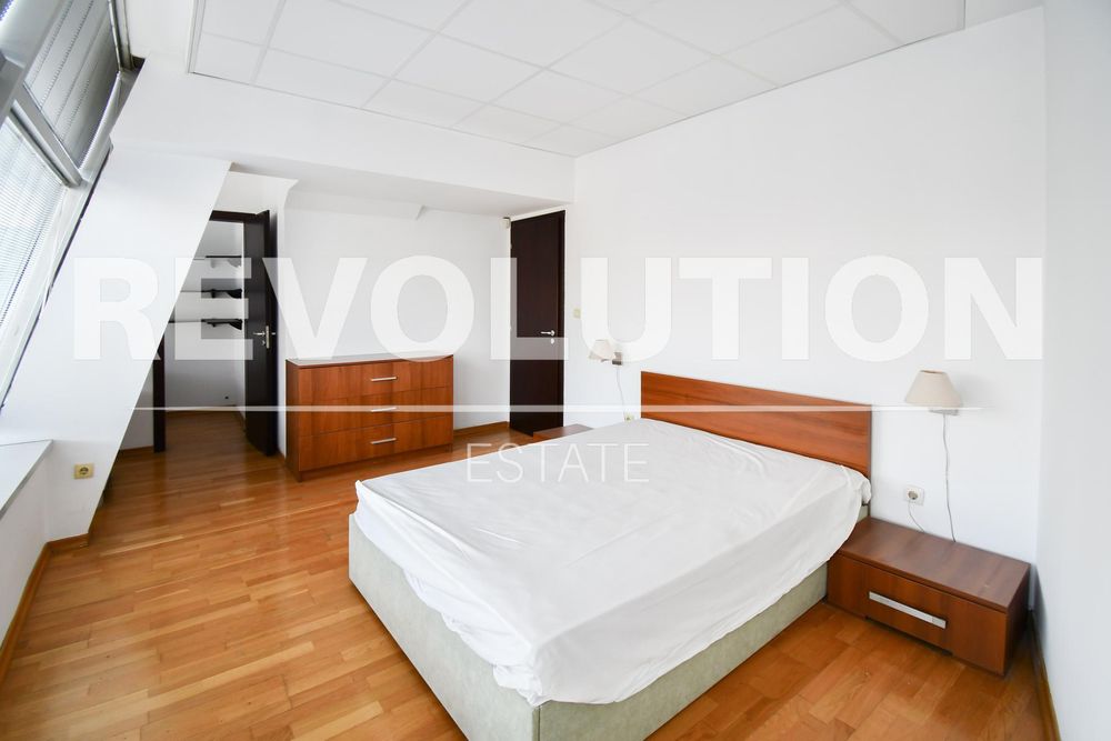 Мезонет с ГАРАЖ в центъра на София.