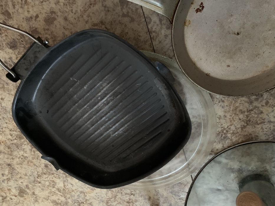 Кухонная утварь, сковороды.