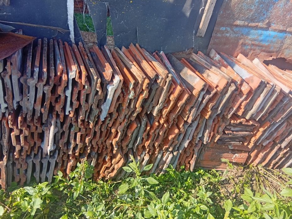 Țiglă cu patru ciocuri