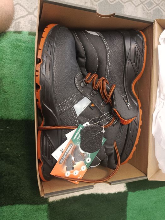 Продам спецобувь хорошего качества