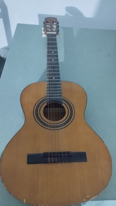 Гитара небольшая