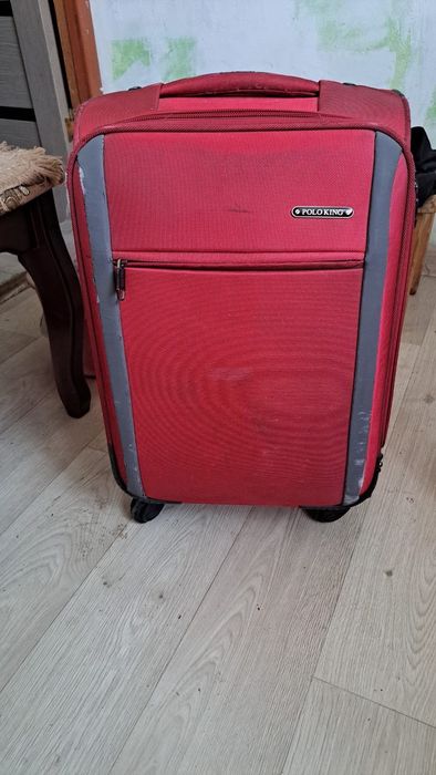 Красный маленький чемодан