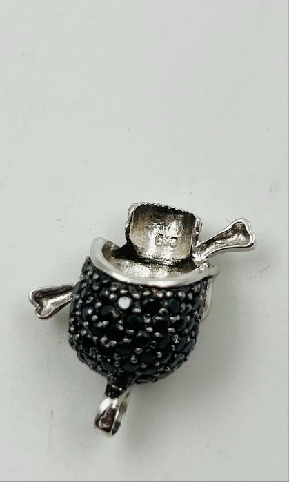 Сребърна висулка Череп с камъни