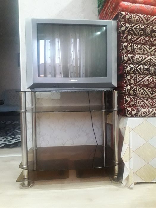Продам с подставкой телевизор