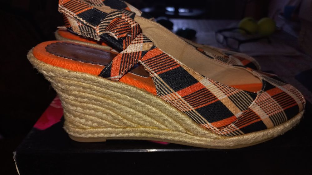 Продаются босоножки