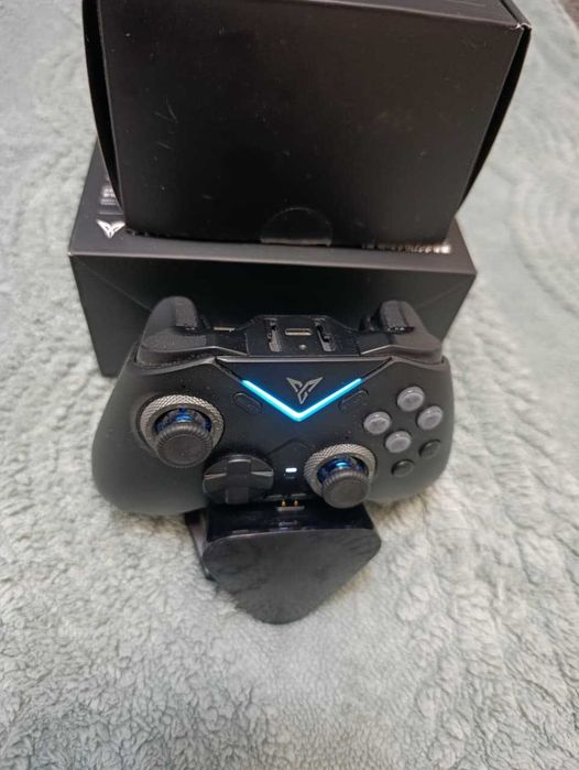 Продам геймпад Flydigi Vader 4 Pro + Flydigi Wireless Charger Dock