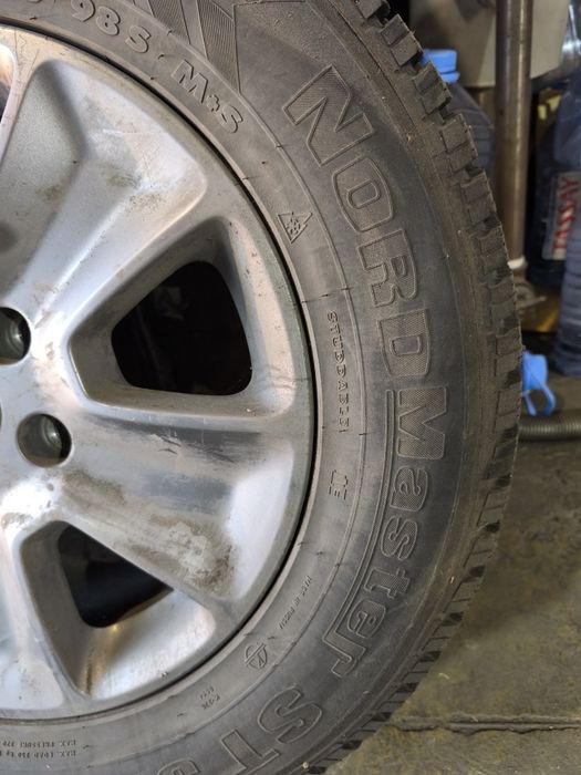 Продам шины шипованные на дисках 2шт