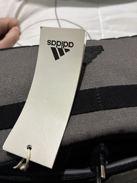 Чисто нова чантичка Adidas