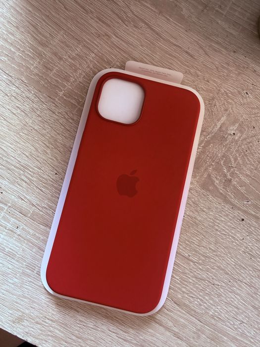 Срочно продаю чехол оригинал для iPhone 13