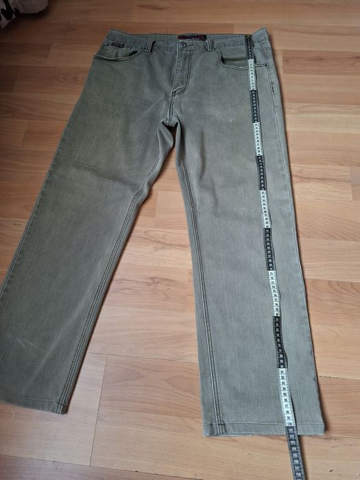 De vânzare pantaloni și tricou de bărbați in stare bună.