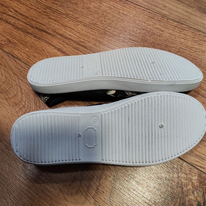 Чисто нови бели сандали и гуменкина промоцена 30 лв.