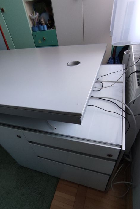 Birou pentru firma cu spatiu de depozitare pe ambele parti