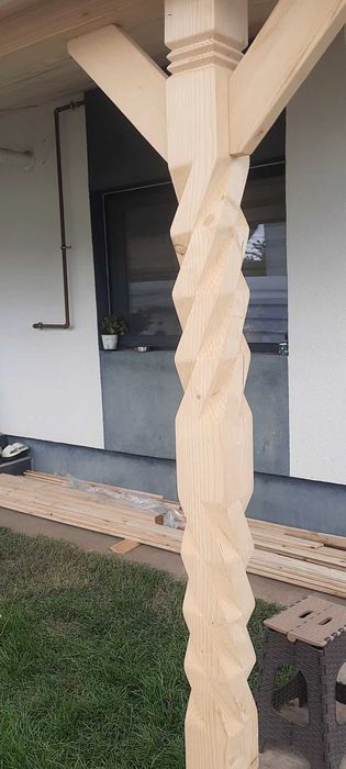 Stâlpi sculptați lemn