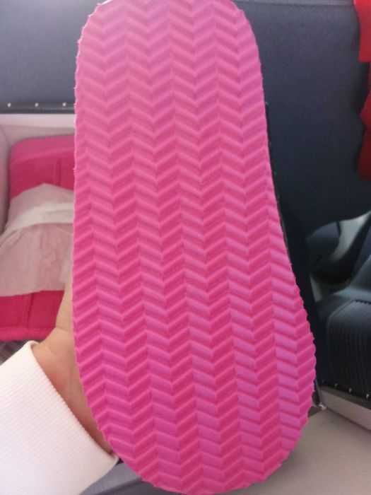 Два чифта номер 32,нови  за 20 eвро.