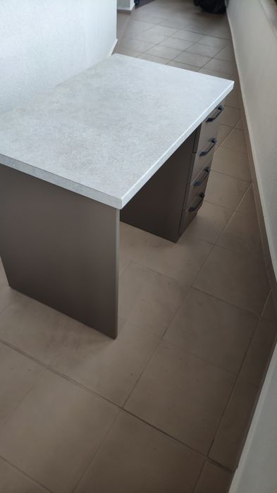 Бюро маса за маникюр офис със шкафове