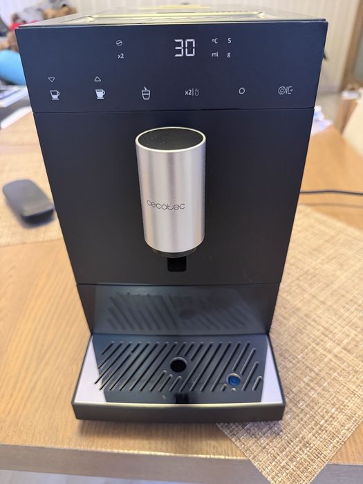 Cecotec Cremmaet Compact – компактна автоматична кафемашина за кафе на зърна