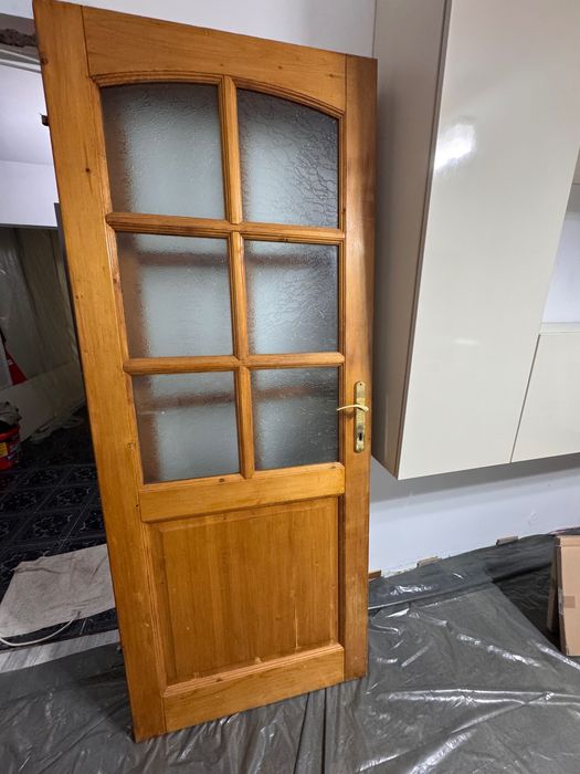 Usi interior lemn lacuit cu toc si broasca