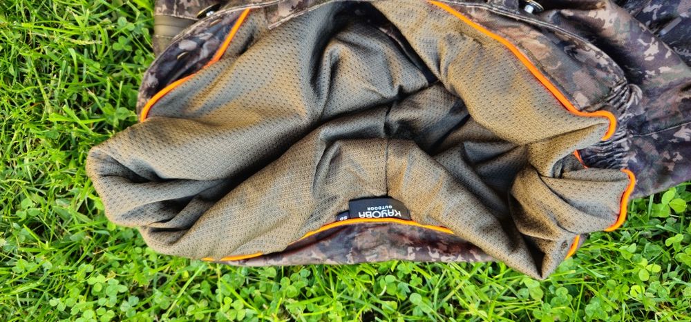 Pantaloni vanatoare impermeabili.