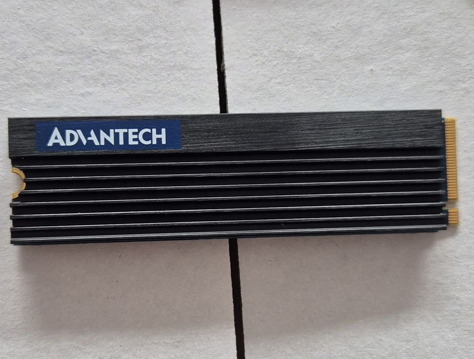 Vând SSD M2 -2280 - 1 TB / PCIe Gen3.0 x4, NVMe, MLC, Nou - Sigilat!